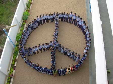 20090324-peace-20sign-20by-20children-1-